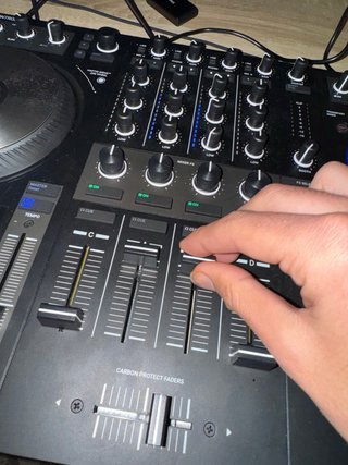 Controlador DJ Traktor S4 Mk3 + Licencia TP4