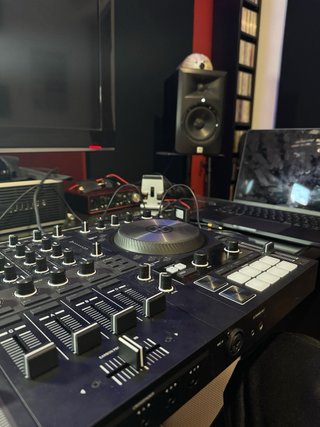 Controlador DJ Traktor S4 Mk3 + Licencia TP4