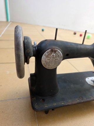 Máquina de coser Sigma antigua (gira y funciona)