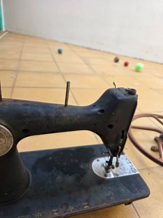 Máquina de coser Sigma antigua (gira y funciona)