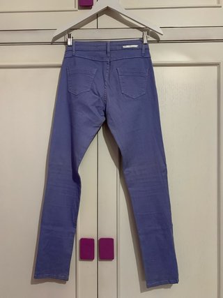 Pantalón azul ajustado