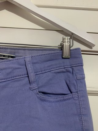 Pantalón azul ajustado