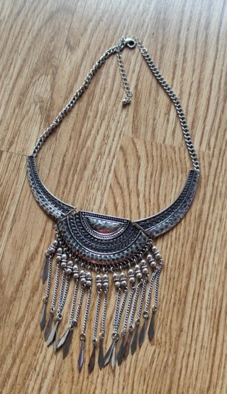 Collar plateado estilo étnico.