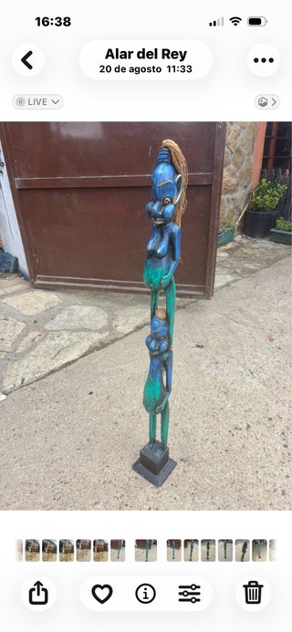 Figura de madera alta azul y verde