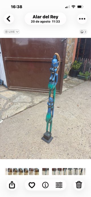 Figura de madera alta azul y verde