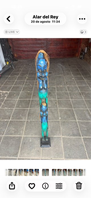 Figura de madera alta azul y verde