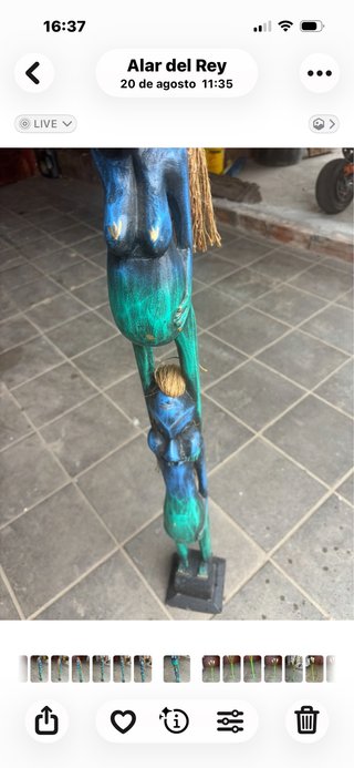 Figura de madera alta azul y verde