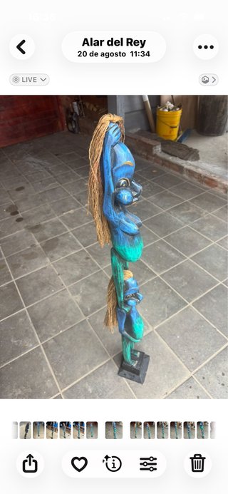 Figura de madera alta azul y verde