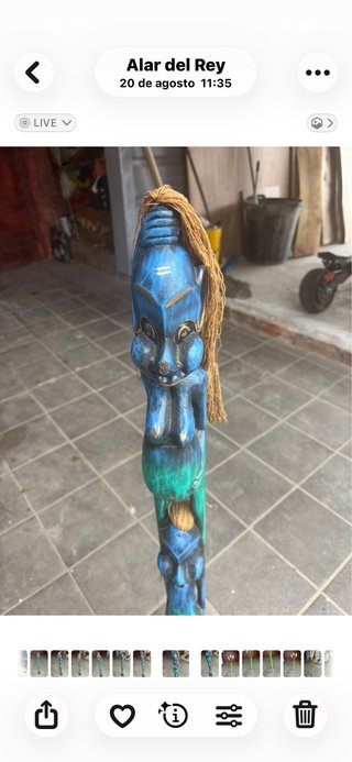 Figura de madera alta azul y verde