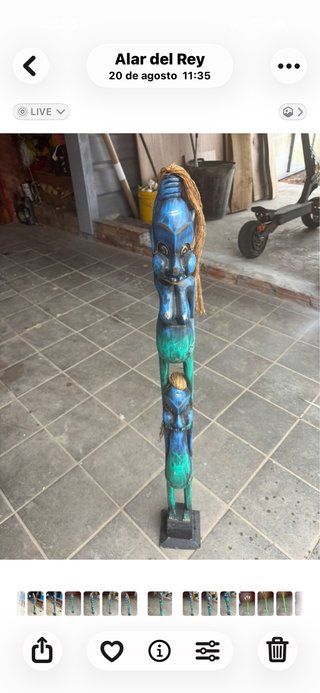 Figura de madera alta azul y verde