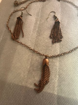 Conjunto collar y pendientes con flecos
