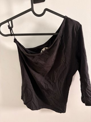 Camiseta negra asimétrica manga 3/4