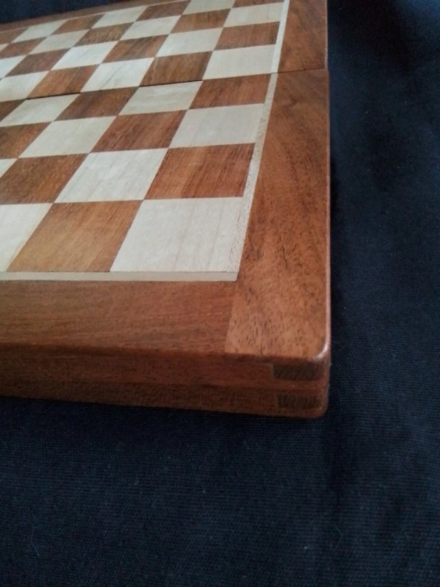 Scacchiera di legno intarsiato