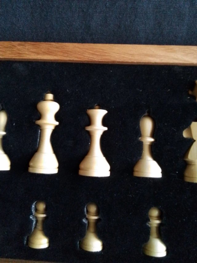 Scacchiera di legno intarsiato