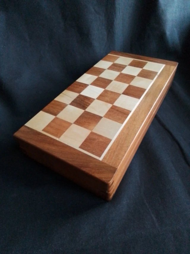 Scacchiera di legno intarsiato