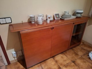 Mueble de salón de madera y cristal