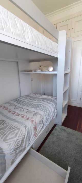 Litera de madera gris y blanca