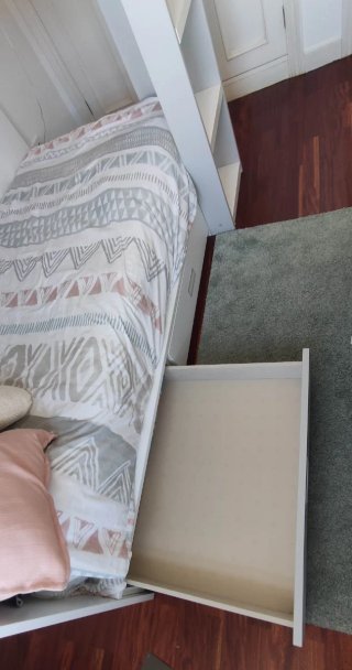 Litera de madera gris y blanca