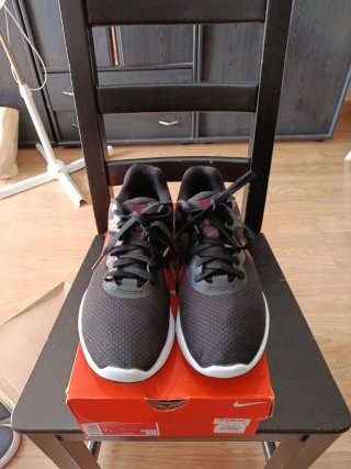 Zapatillas Nike Talla 42.5 Negras y Rojas