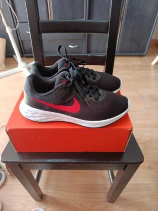 Zapatillas Nike Talla 42.5 Negras y Rojas