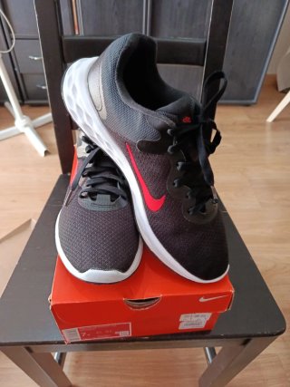 Zapatillas Nike Talla 42.5 Negras y Rojas