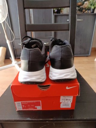 Zapatillas Nike Talla 42.5 Negras y Rojas