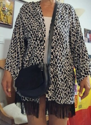 Cazadora y bolso estampado