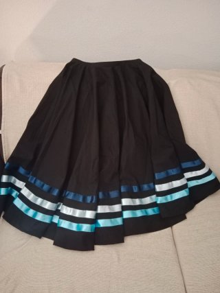 Falda para danza de carácter negra con cintas azul