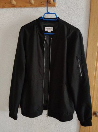 Chaqueta Bomber Pull and Bear Negra