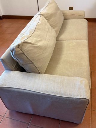 Divano beige in tessuto