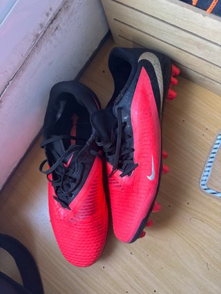 Botas de fútbol Nike Talla 43 Negras y Rojas
