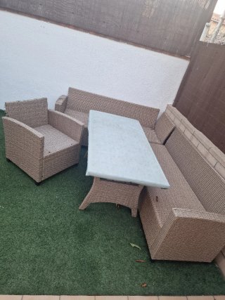 Conjunto Terraza Ratán Mesa y Sofá.