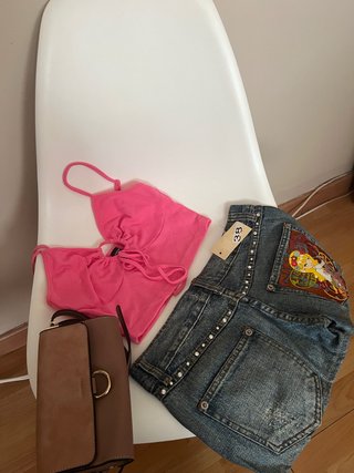 Conjunto top fucsia y shorts vaqueros