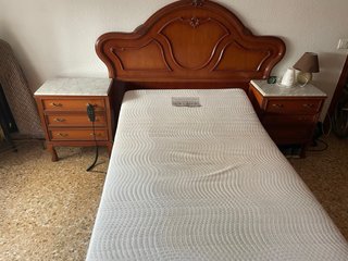 Cómoda de madera con tapa de mármol