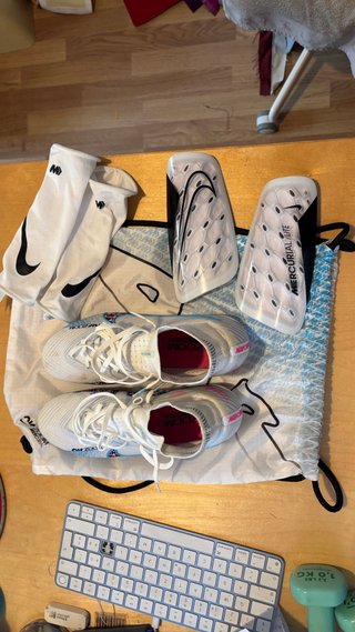 Botas fútbol 38.5 + espinilleras S + mochila