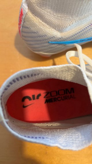 Botas fútbol 38.5 + espinilleras S + mochila