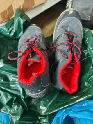 Botas de montaña grises y rojas