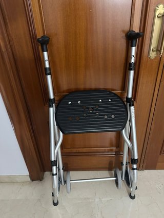 Andador Plegable con Asiento y Ruedas