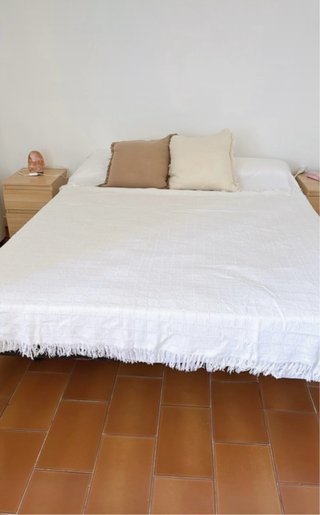 Funda sobrecama o sofá beige y blanco