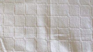 Funda sobrecama o sofá beige y blanco