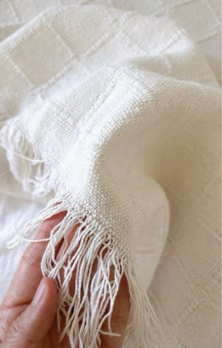Funda sobrecama o sofá beige y blanco