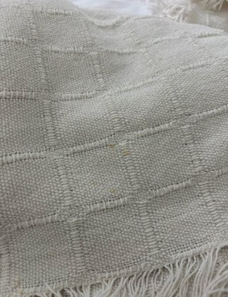 Funda sobrecama o sofá beige y blanco