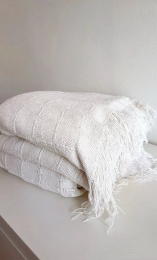 Funda sobrecama o sofá beige y blanco