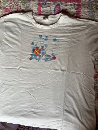 Camiseta blanca con estampado floral