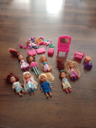 Muñecas pequeñas y accesorios