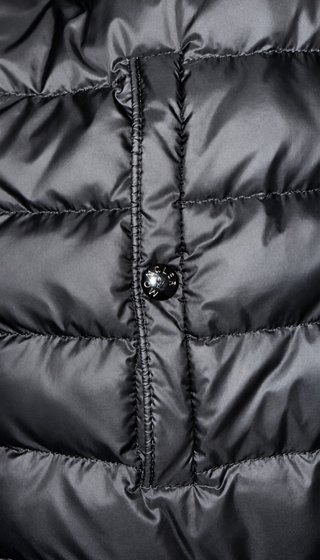 Chaqueta Moncler con capucha y cremallera