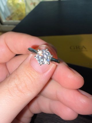 Anillo solitario de plata con moissanita