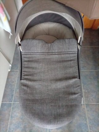 Capazo Stokke gris en buen estado