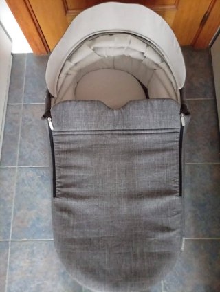 Capazo Stokke gris en buen estado
