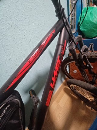 Bicicleta de Montaña Negra y Roja
